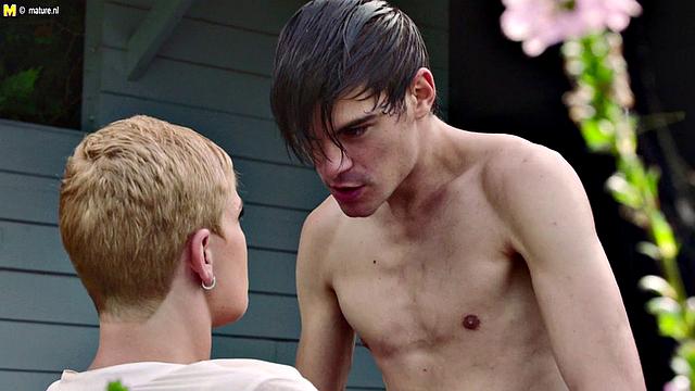 смотри, как зрелая блондинка получает по полной в жопу