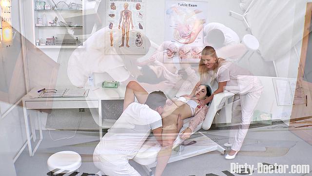 доктор и медсестра не сдерживают страсть в жарком тройничке