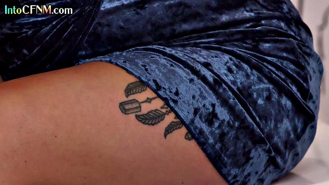 Дамы в костюмах по очереди обсасывают чужие члены сквозь дырку - работа мечты для мужчин, которым нравится сюрприз за стенкой.