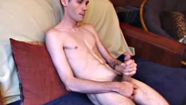Логан дрочит на камеру и эффектно кончает для геев зрителей.