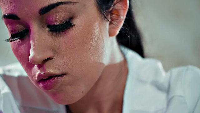 Massaging bigtitted MILF enjoys eating oiled cunt