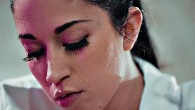 Massaging bigtitted MILF enjoys eating oiled cunt