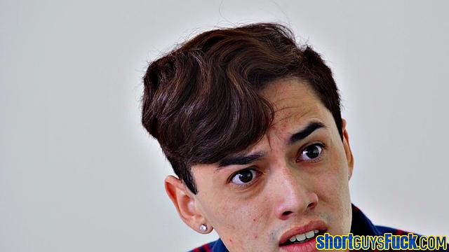 Сочная чернокожая с большими сиськами трахается с низким парнем на кровати.