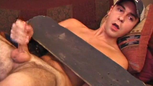 Skater Boy Vincenzo Jacks Off