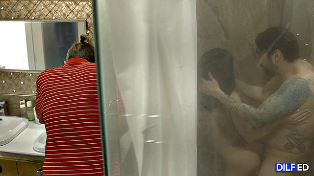 Ария Валенсия соблазняет зрелого мужчину и получает глубокий секс от Томми Пистола.