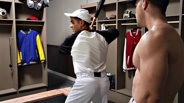 Два спортсмена решили, что лучший тренажёр - это друг в раздевалке