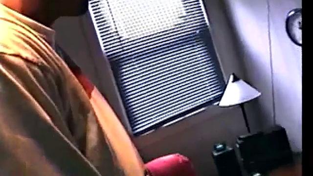 Поймал Зака за дрочкой - парень не теряется и кончает при свидетелях