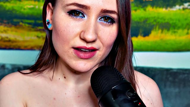 страстная брюнетка в бикини шепчет и дрочит выбритую киску в самом упорe