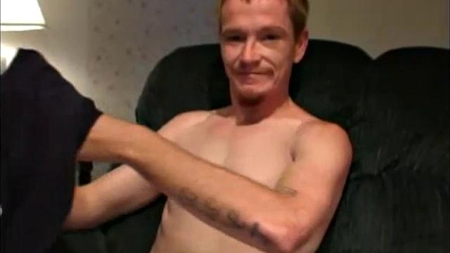 Роджер не выдерживает, зрелая доводит его до бешеной кончи рукой