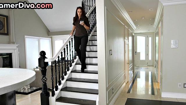 Две взрослые лесбиянки в костюмах трутся кисками после игры