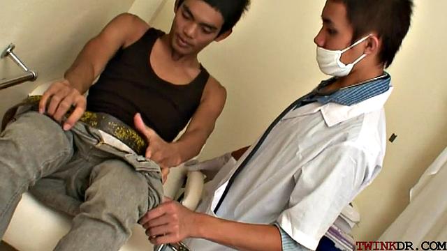 Азиатский гей-врач трахает пациента в кабинете врача.