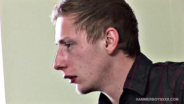 Два красавца меряются членами и забывают про презервативы, зато про страсть помнят крепко