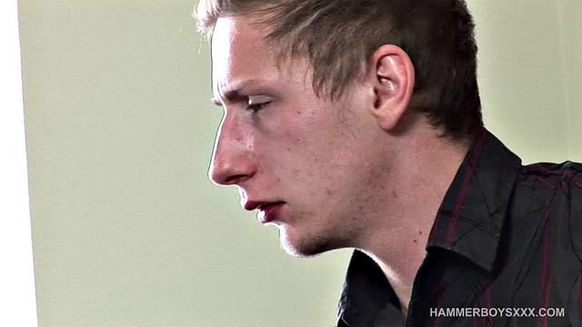 Два красавца меряются членами и забывают про презервативы, зато про страсть помнят крепко