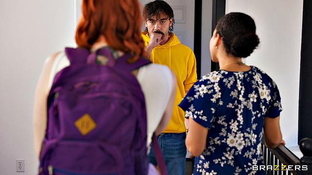 озорной сосед трахает застрявшую брюнетку под кроватью