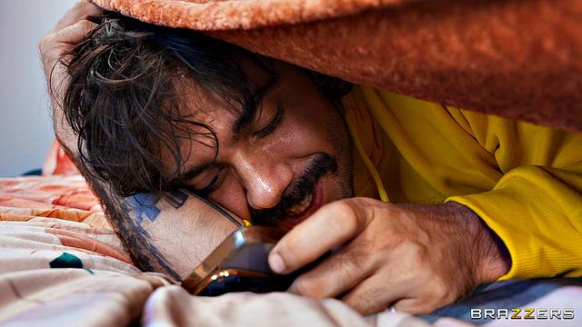 озорной сосед трахает застрявшую брюнетку под кроватью