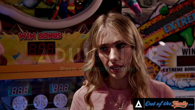 Sky Pierce глубоко берет в рот у отчима, пока он ласкает её киску языком и пальцами, испанские субтитры включены.