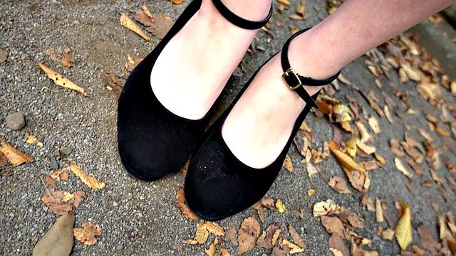 Мио Ичихара светит трусиками на улице и смеётся над камерой