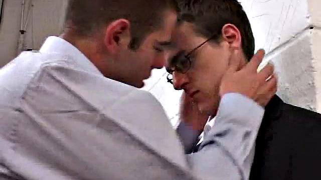 Офисный коллега яростно трахает худого гея на рабочем месте, страсть зашкаливает.