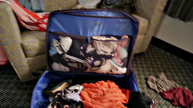 горничная застукала спящую пару и оседлала мужика в обратной наезднице-уборка с изюминкой