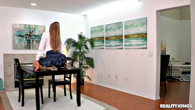 Гизель Бланко застукали за мастурбацией на столе и сразу трахнули на кухне с Майклом Вегасом.