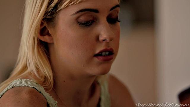 Хлоя Черри и Вэл Доддс лижут друг другу жопу на кухне в жаркий день.