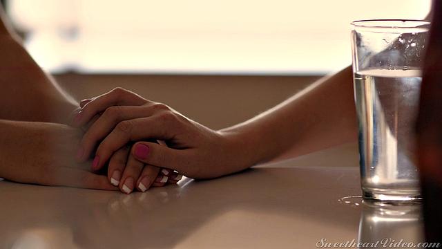 Хлоя Черри и Вэл Доддс лижут друг другу жопу на кухне в жаркий день.