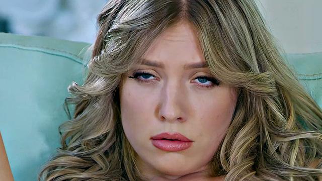 блондинка на каблуках жестко дрочит свою бритую киску на диване