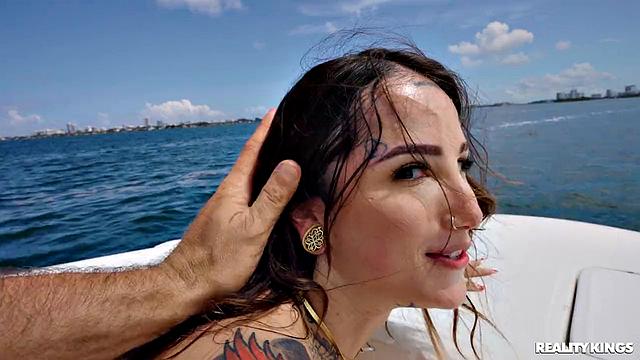 Валерика Стил сосёт на лодке и не боится попасть под раздачу на палубе, друзья аплодируют стоя.