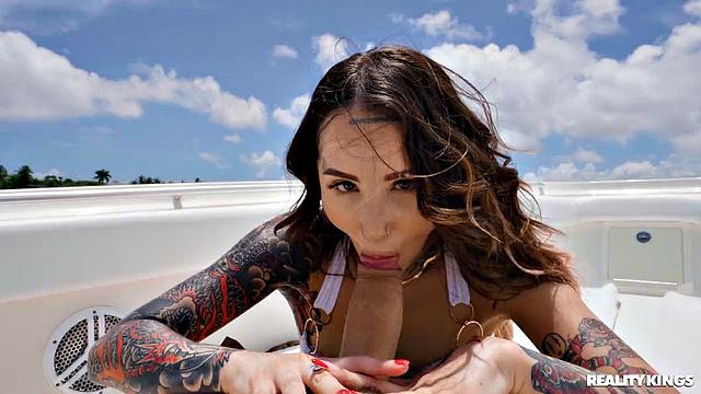 Валерика Стил сосёт на лодке и не боится попасть под раздачу на палубе, друзья аплодируют стоя.