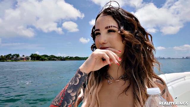 Валерика Стил сосёт на лодке и не боится попасть под раздачу на палубе, друзья аплодируют стоя.