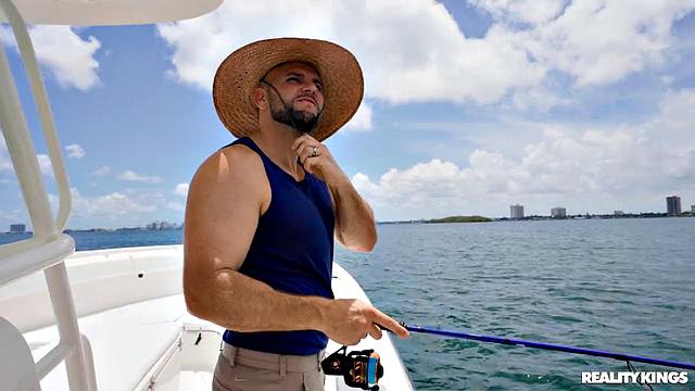 Валерика Стил сосёт на лодке и не боится попасть под раздачу на палубе, друзья аплодируют стоя.