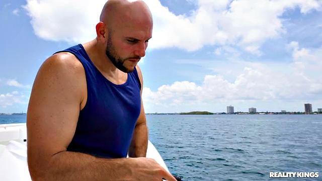 Валерика Стил сосёт на лодке и не боится попасть под раздачу на палубе, друзья аплодируют стоя.