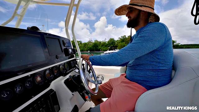 Валерика Стил сосёт на лодке и не боится попасть под раздачу на палубе, друзья аплодируют стоя.