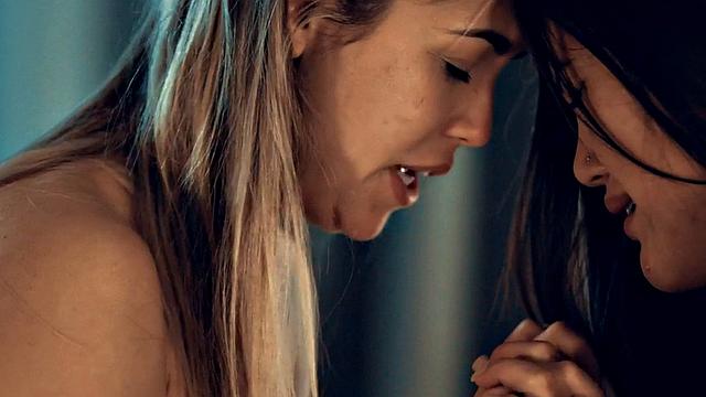 Dyke seduces perverted beauty before eating her pussy