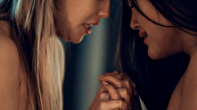 Dyke seduces perverted beauty before eating her pussy