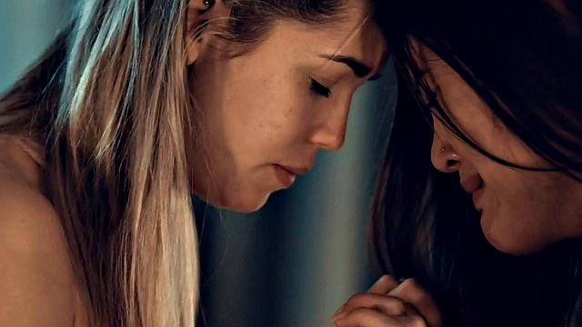 Dyke seduces perverted beauty before eating her pussy