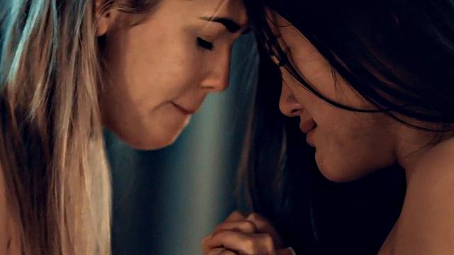 Dyke seduces perverted beauty before eating her pussy