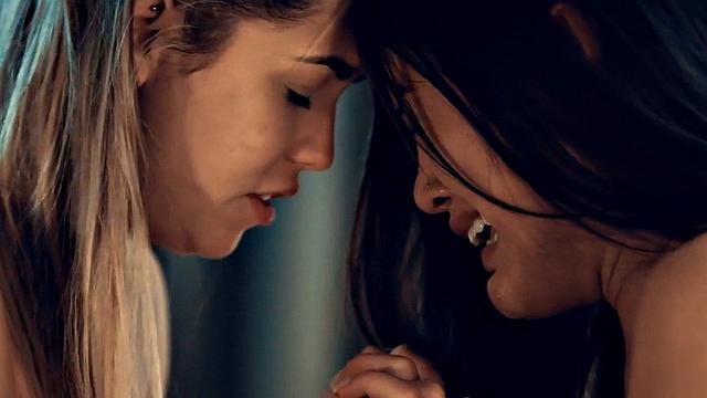 Dyke seduces perverted beauty before eating her pussy