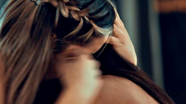 жёсткая лесбиянка соблазняет извращённую красотку и жрёт её киску