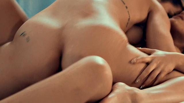 Dyke seduces perverted beauty before eating her pussy