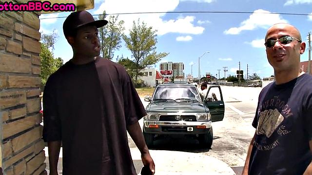 Черный парень трахается с белым топом на улице