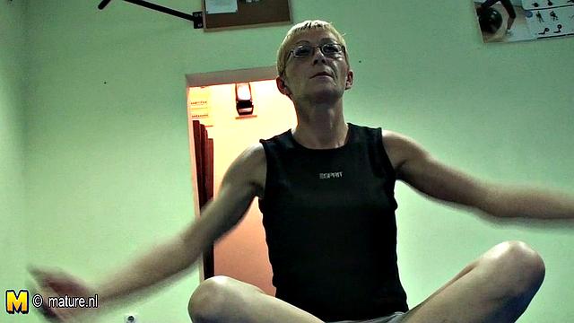 зрелые тёлки жарко трахаются прямо в спортзале