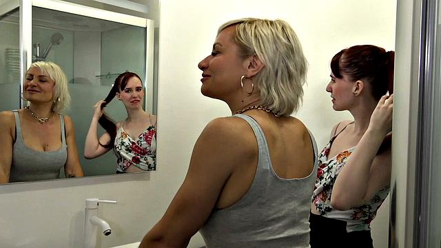 милфа Ким решила попробовать девчонок и устроила весёлый лесби-праздник