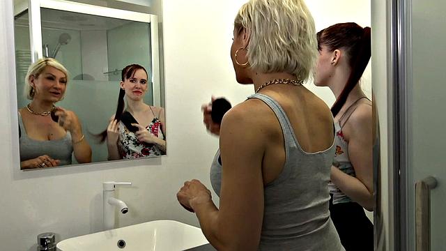 милфа Ким решила попробовать девчонок и устроила весёлый лесби-праздник