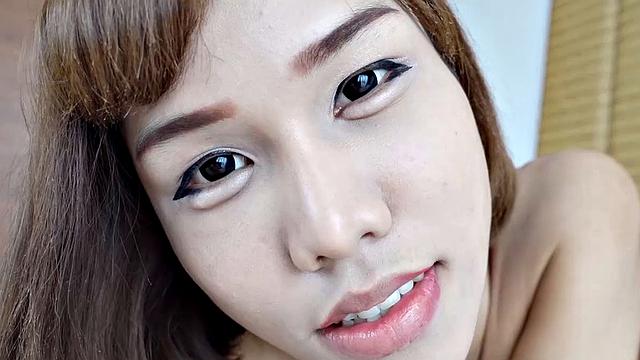 транс в голубом платье заводит парня и выжимает из него всё до капли