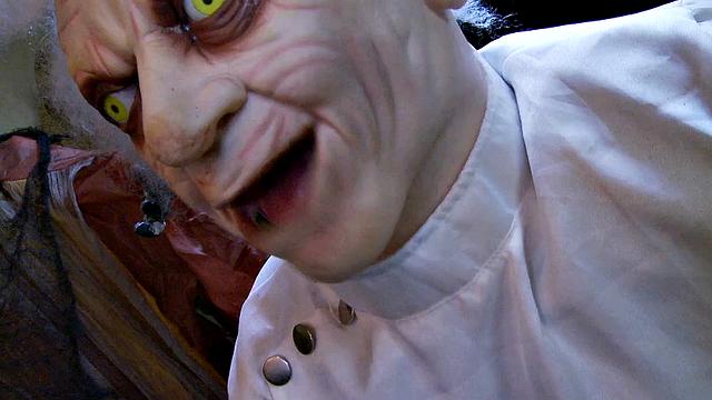 Келли в халате, но работа у неё анальная - вечеринка доктора пошла не по плану