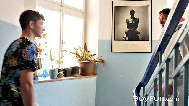 Ларри и Эллиот решили, что одному скучно - втроем веселее парням в постели.