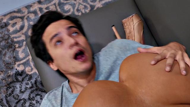 коротыш трахается с рыжей полицейской milf на глазах у вуайеристов