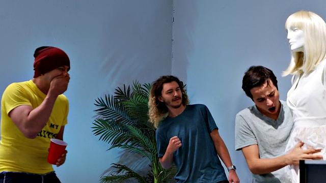 коротыш трахается с рыжей полицейской milf на глазах у вуайеристов