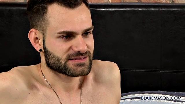 Вулф Райет наслаждается своим итальянским членом